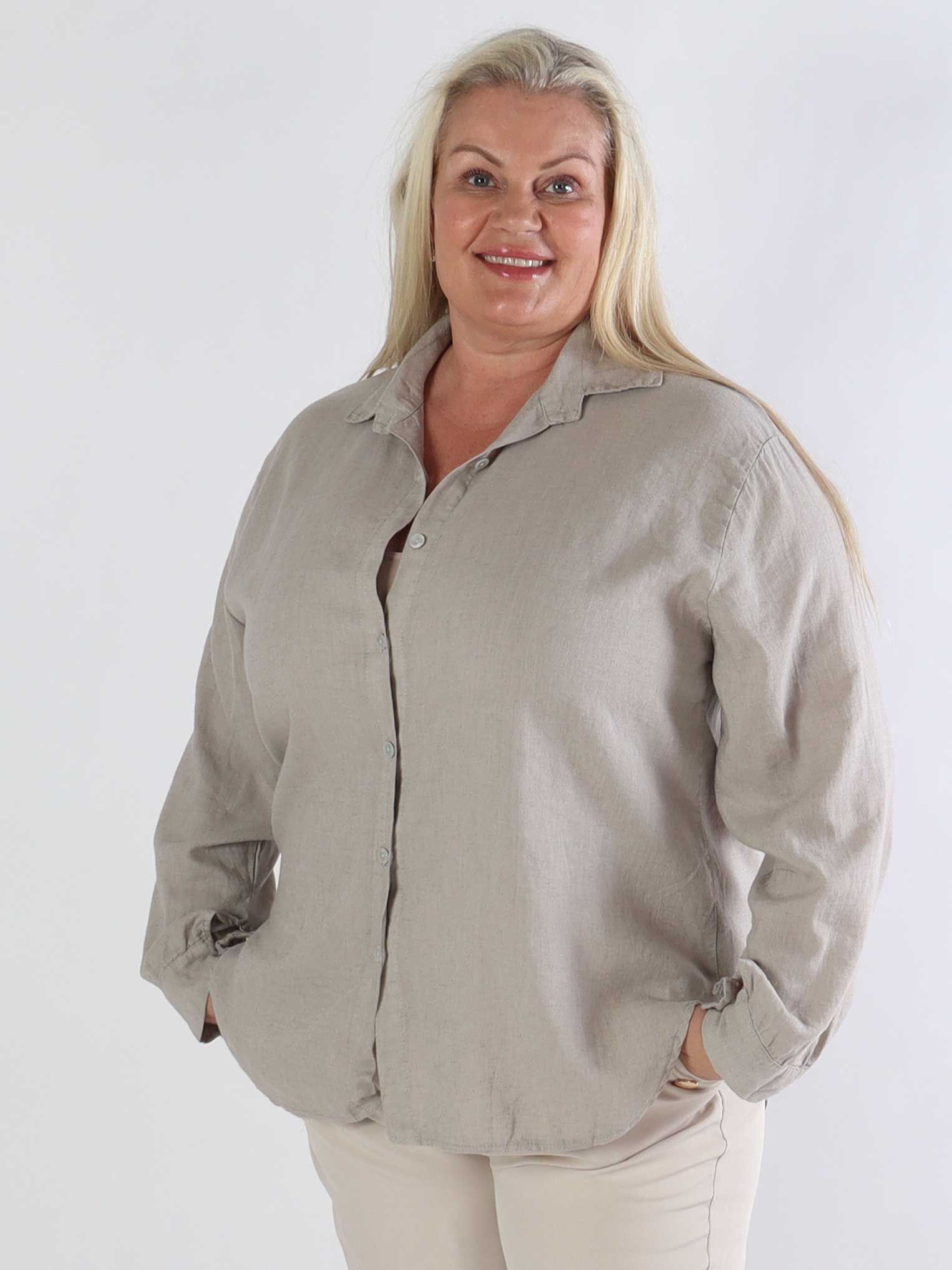Clara Shirt - Enfärgad plus size skjorta i viskos och linne